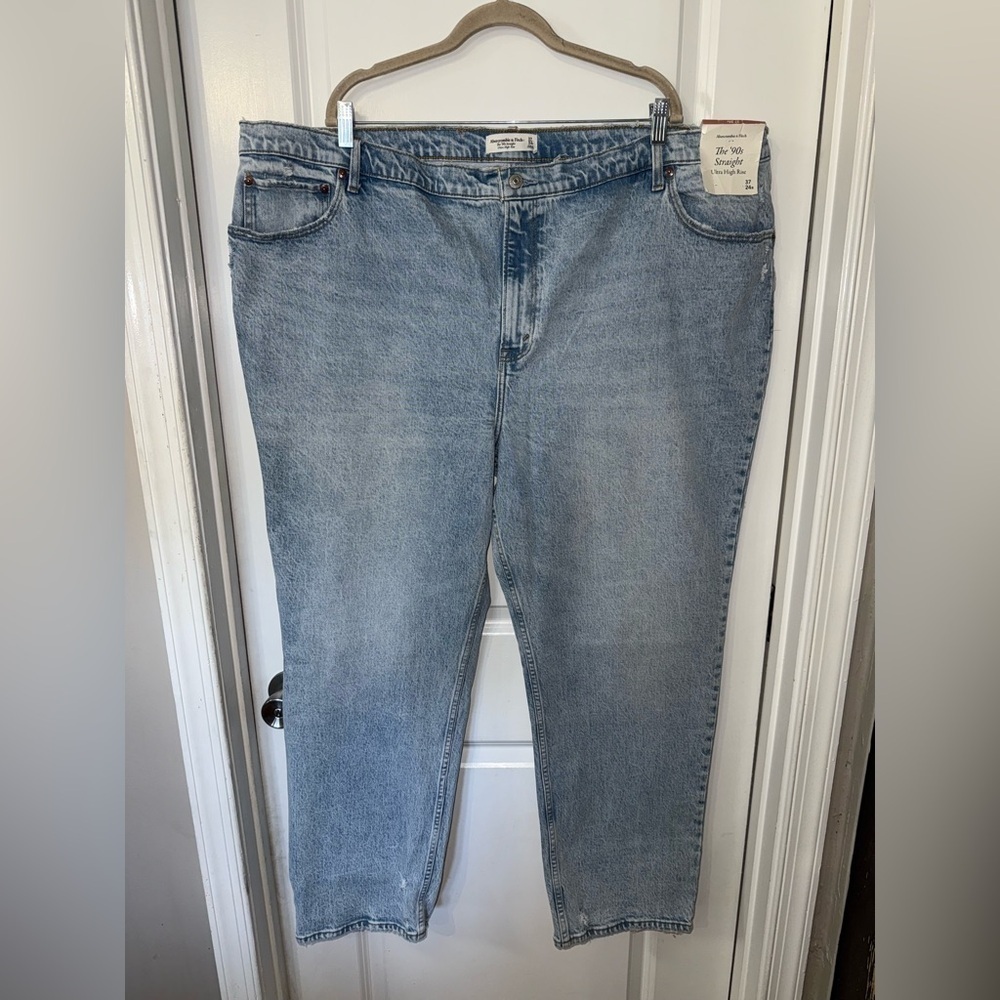 NWT Abercrombie & Fitch 90s Straight Leg Ultra High Rise Jeans - Size 37/24R